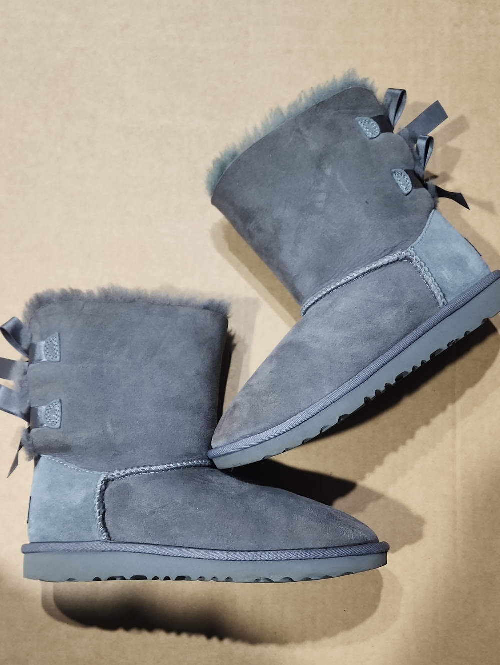 UGG Bailey Bow II Shearling Boots Sz 5.5 (4Y)